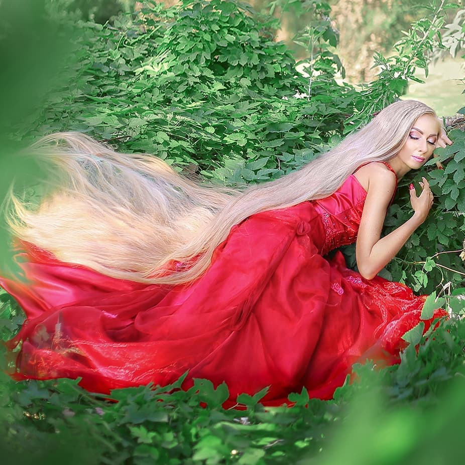 ‘Nàng Rapunzel đời thực’ được đàn ông săn đón vì mái tóc dài gần 2m ảnh 1
