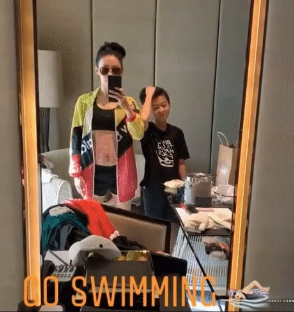 Trương Bá Chi hiếm hoi đăng ảnh đi bơi, vòng eo thon nuột dù đã ba con ảnh 2