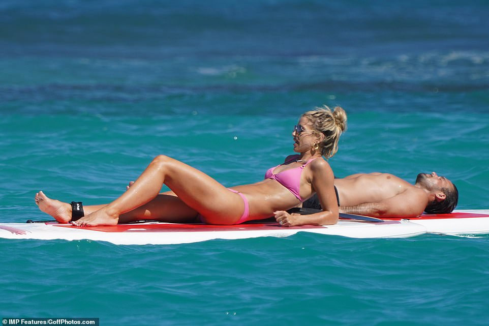 Vogue Williams diện bikini hai mảnh, khoe body không chút mỡ thừa ảnh 2