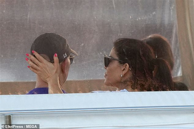 Bạn gái MC của tỷ phú Amazon bị chê như ‘thẩm mỹ hỏng’ ảnh 3