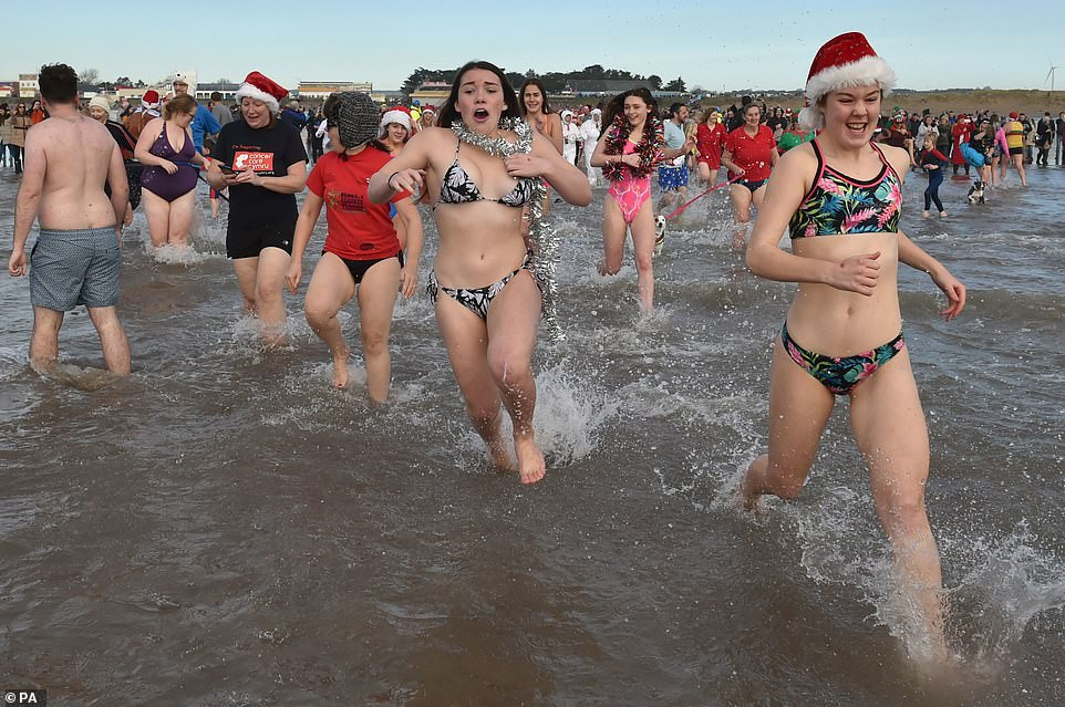 Mặc giá lạnh 7-8 độ C, loạt cô gái đổ xô đi tắm biển dịp Giáng sinh ảnh 3