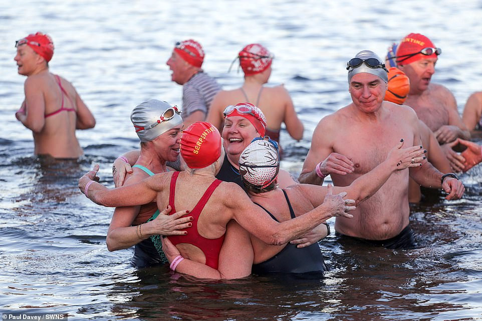 Mặc giá lạnh 7-8 độ C, loạt cô gái đổ xô đi tắm biển dịp Giáng sinh ảnh 10