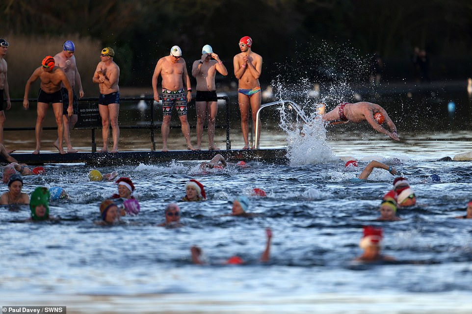 Mặc giá lạnh 7-8 độ C, loạt cô gái đổ xô đi tắm biển dịp Giáng sinh ảnh 6