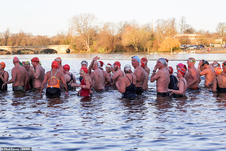 Mặc giá lạnh 7-8 độ C, loạt cô gái đổ xô đi tắm biển dịp Giáng sinh ảnh 9