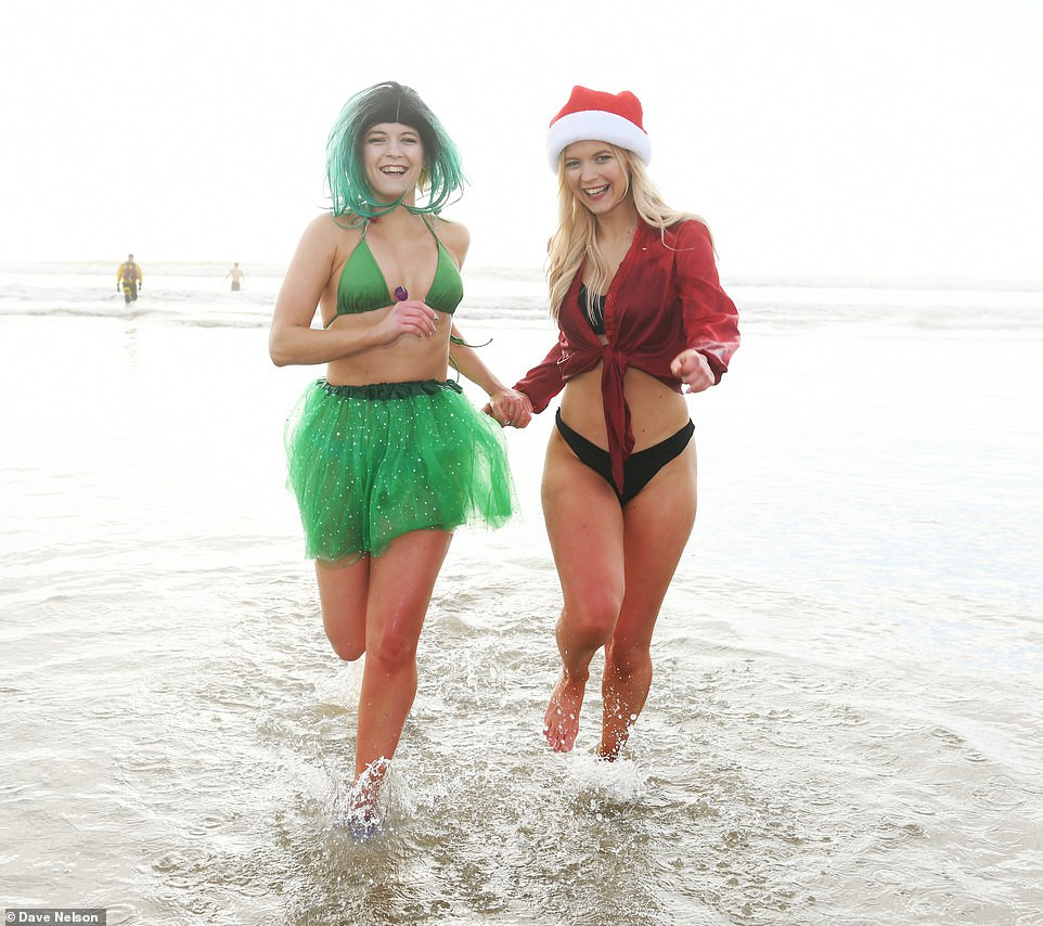 Mặc giá lạnh 7-8 độ C, loạt cô gái đổ xô đi tắm biển dịp Giáng sinh ảnh 2