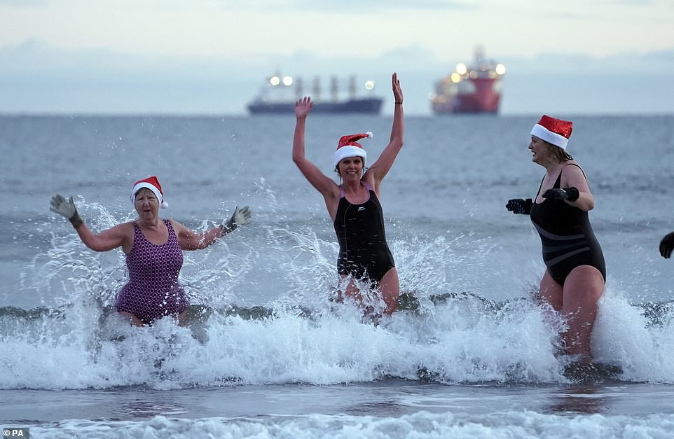 Mặc giá lạnh 7-8 độ C, loạt cô gái đổ xô đi tắm biển dịp Giáng sinh ảnh 5