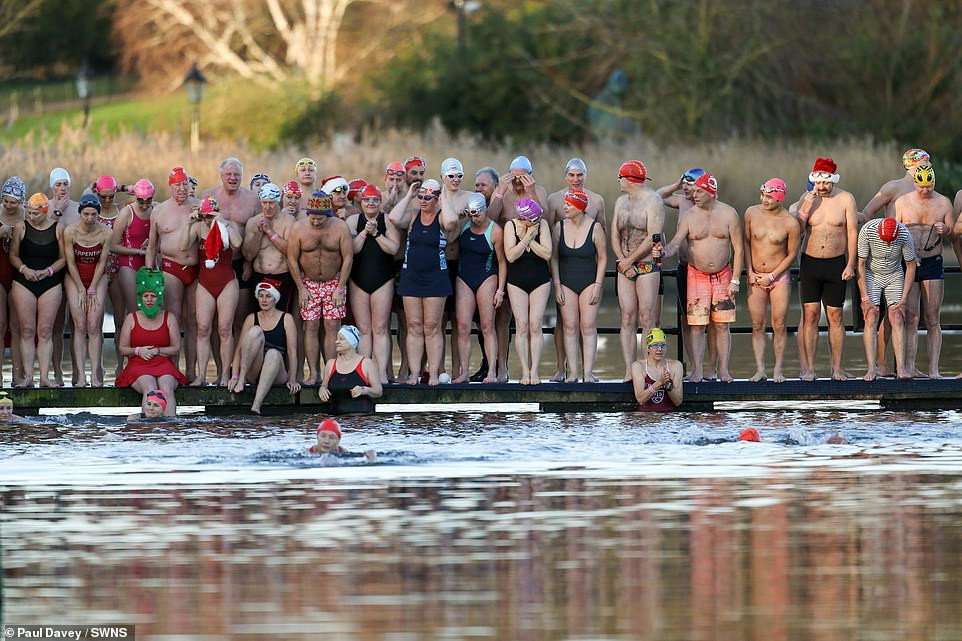 Mặc giá lạnh 7-8 độ C, loạt cô gái đổ xô đi tắm biển dịp Giáng sinh ảnh 11