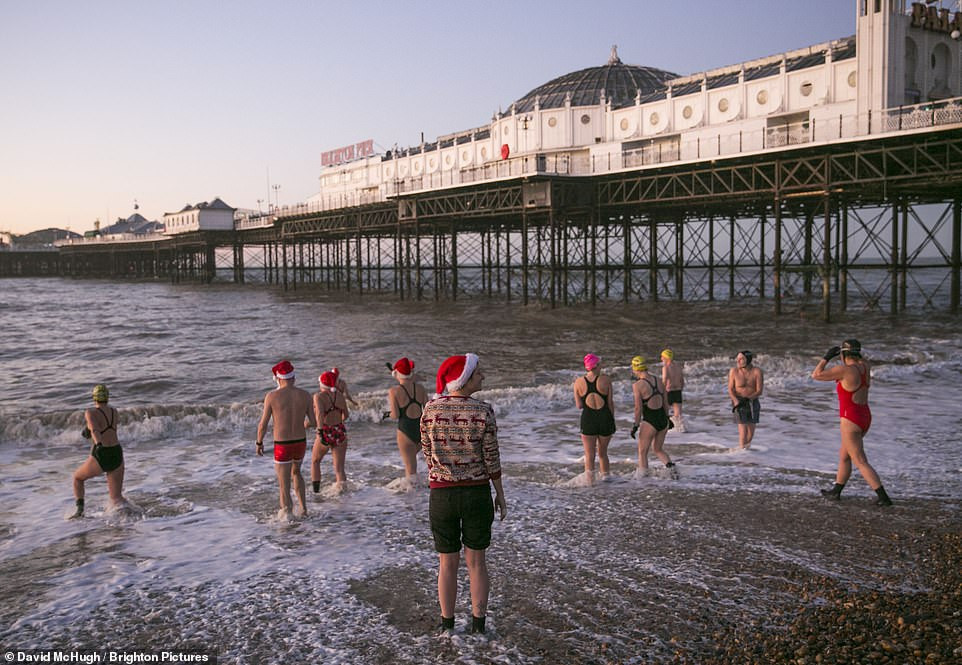 Mặc giá lạnh 7-8 độ C, loạt cô gái đổ xô đi tắm biển dịp Giáng sinh ảnh 7