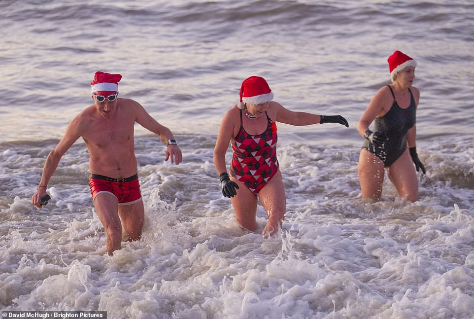 Mặc giá lạnh 7-8 độ C, loạt cô gái đổ xô đi tắm biển dịp Giáng sinh ảnh 4