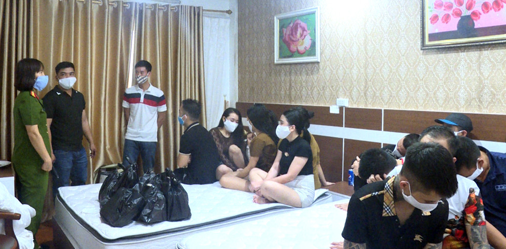 Bắt nhóm sử dụng ma túy phát hiện nhiều hung khí ảnh 5