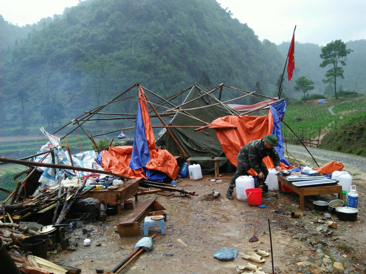 Giông lốc, mưa đá cuốn bay 11 lều bạt phòng chống COVID -19 ở biên giới ảnh 9