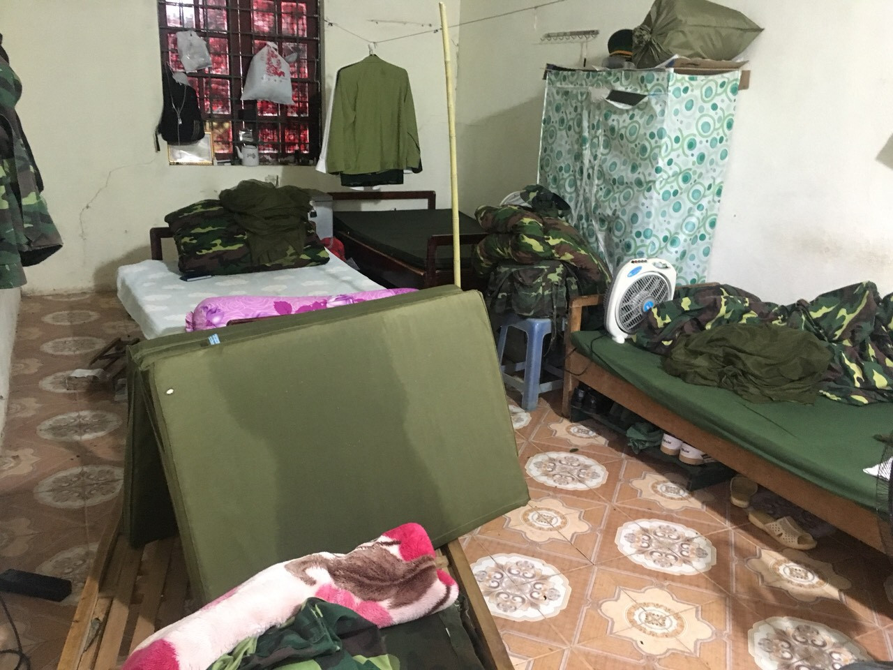 Giông lốc, mưa đá cuốn bay 11 lều bạt phòng chống COVID -19 ở biên giới ảnh 8