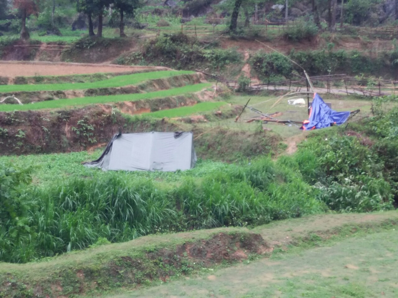 Giông lốc, mưa đá cuốn bay 11 lều bạt phòng chống COVID -19 ở biên giới ảnh 3