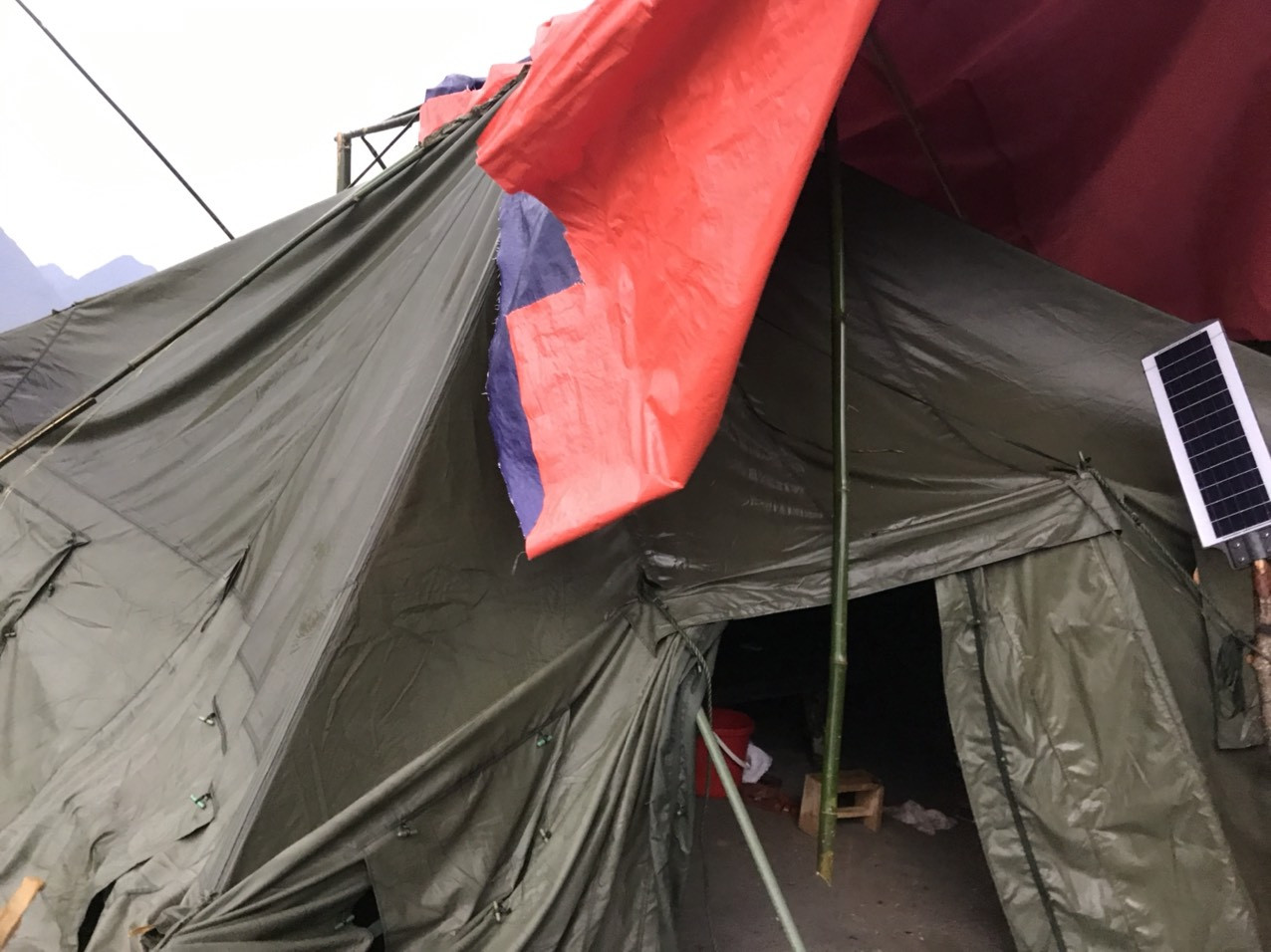 Giông lốc, mưa đá cuốn bay 11 lều bạt phòng chống COVID -19 ở biên giới ảnh 4