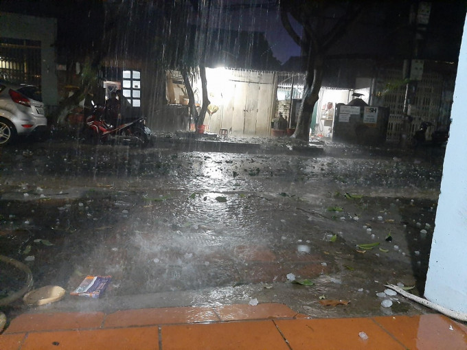 Giông lốc, mưa đá cuốn bay 11 lều bạt phòng chống COVID -19 ở biên giới ảnh 17