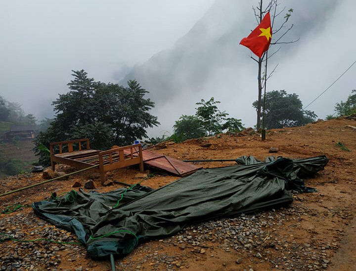 Giông lốc, mưa đá cuốn bay 11 lều bạt phòng chống COVID -19 ở biên giới ảnh 2