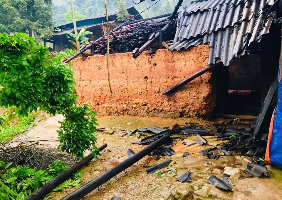 Giông lốc, mưa đá cuốn bay 11 lều bạt phòng chống COVID -19 ở biên giới ảnh 19