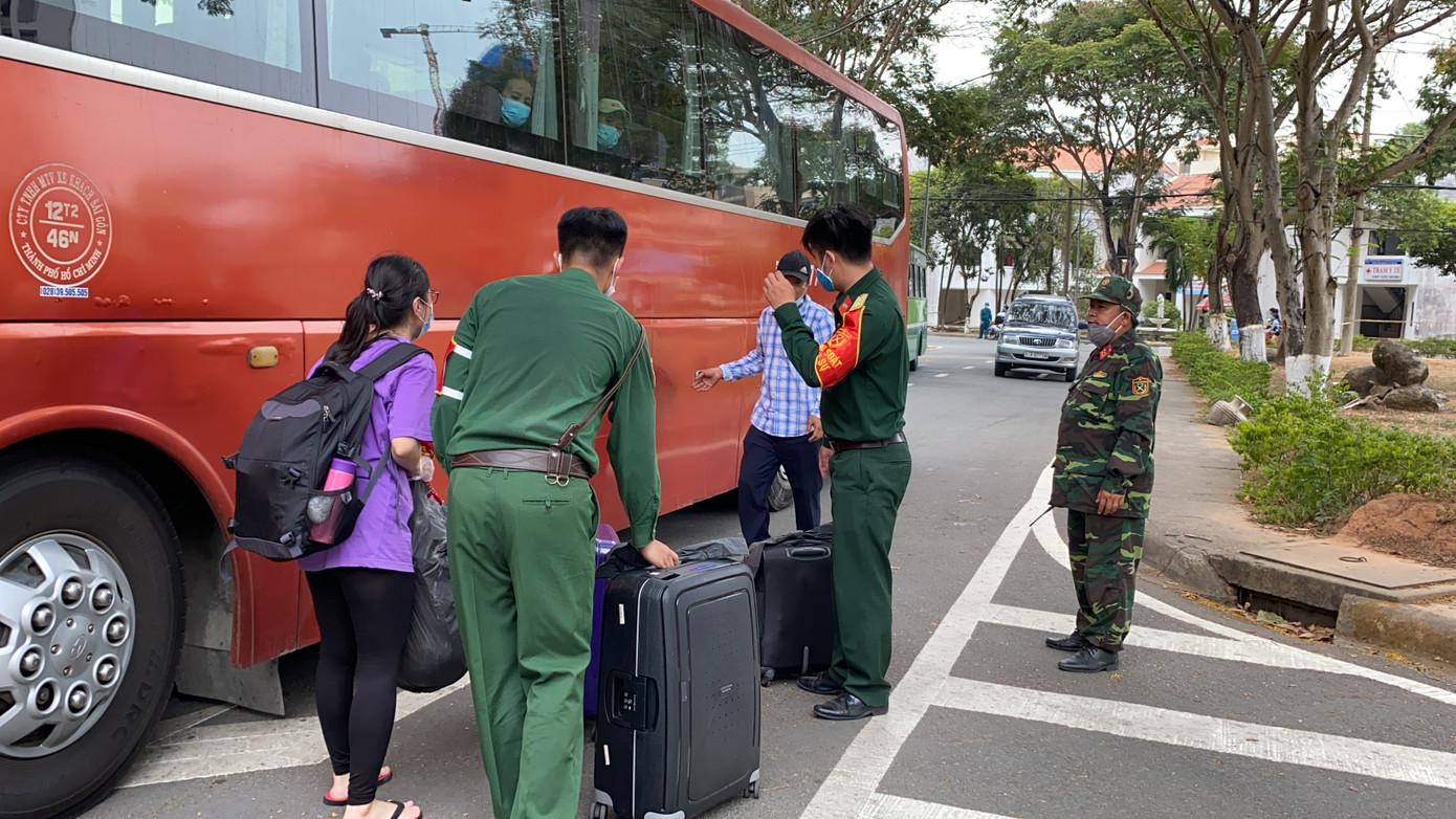 Bộ đội đưa người dân rời khỏi khu cách ly trở về nhà ảnh 7