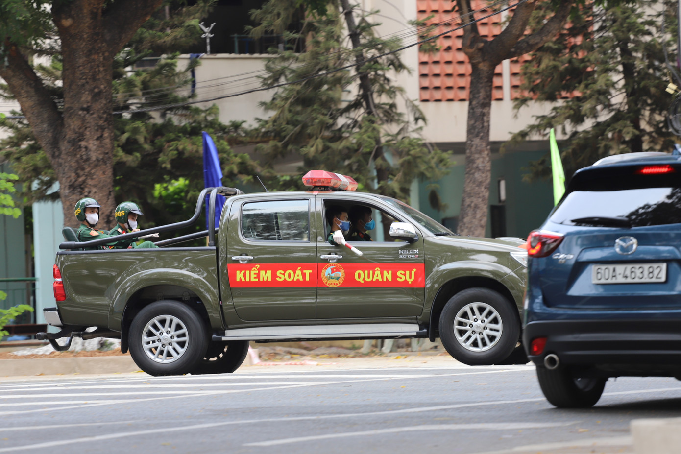 Bộ đội đưa người dân rời khỏi khu cách ly trở về nhà ảnh 4