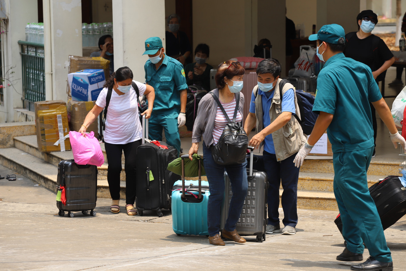 Bộ đội đưa người dân rời khỏi khu cách ly trở về nhà ảnh 13