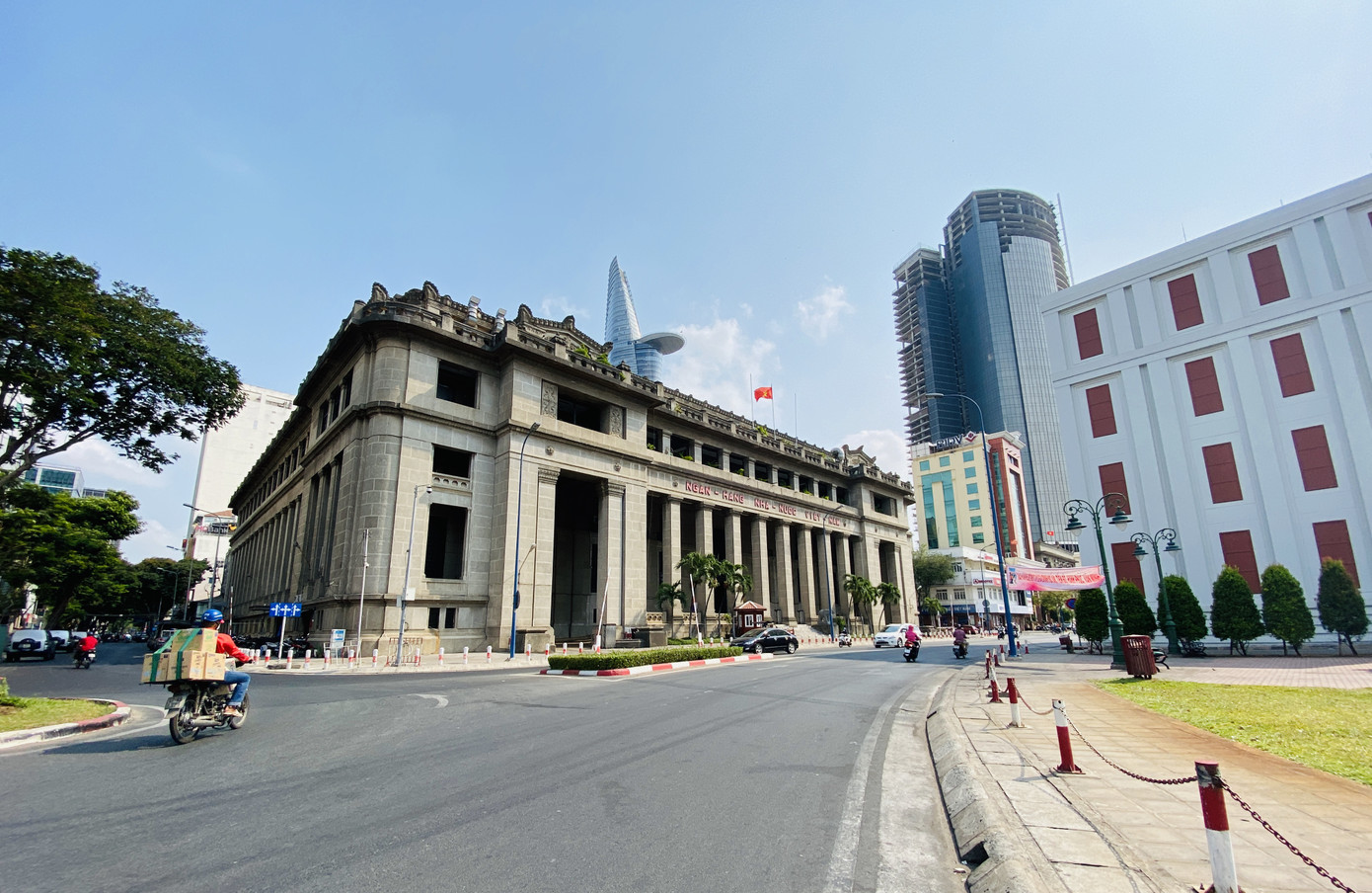 Đường phố Sài Gòn vắng vẻ ngày đầu 'cách ly xã hội' ảnh 4