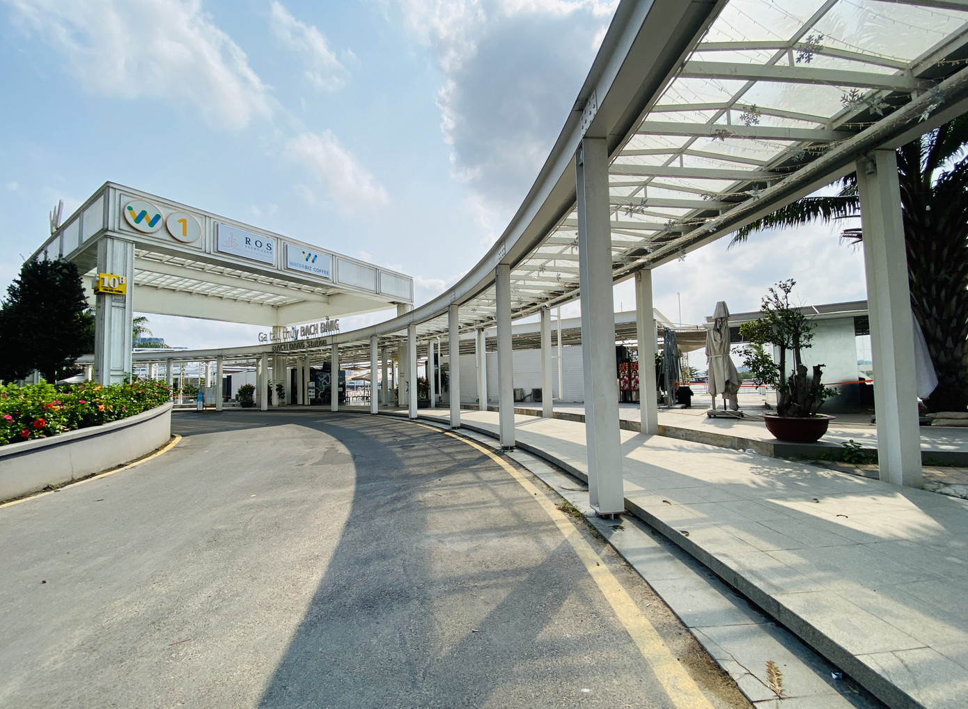 Đường phố Sài Gòn vắng vẻ ngày đầu 'cách ly xã hội' ảnh 7