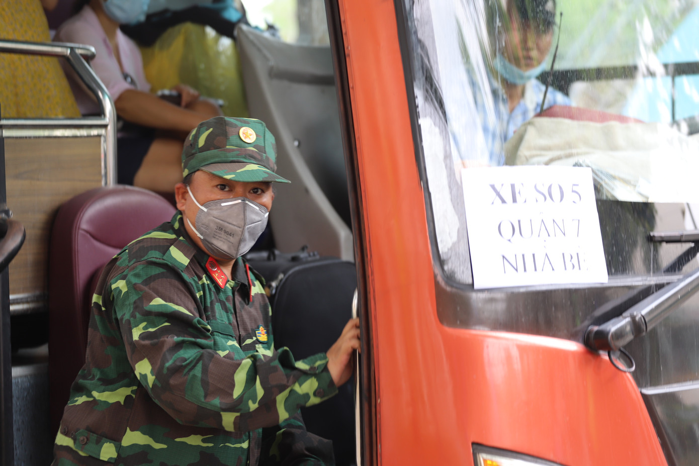 Bộ đội đưa người dân rời khỏi khu cách ly trở về nhà ảnh 11