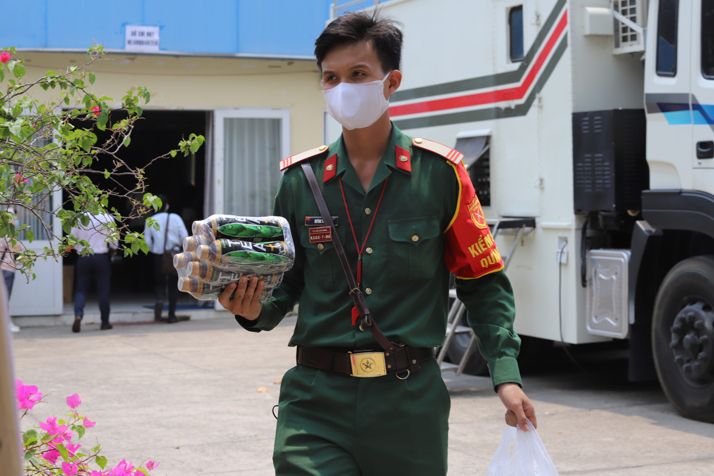 Bộ đội đưa người dân rời khỏi khu cách ly trở về nhà ảnh 8