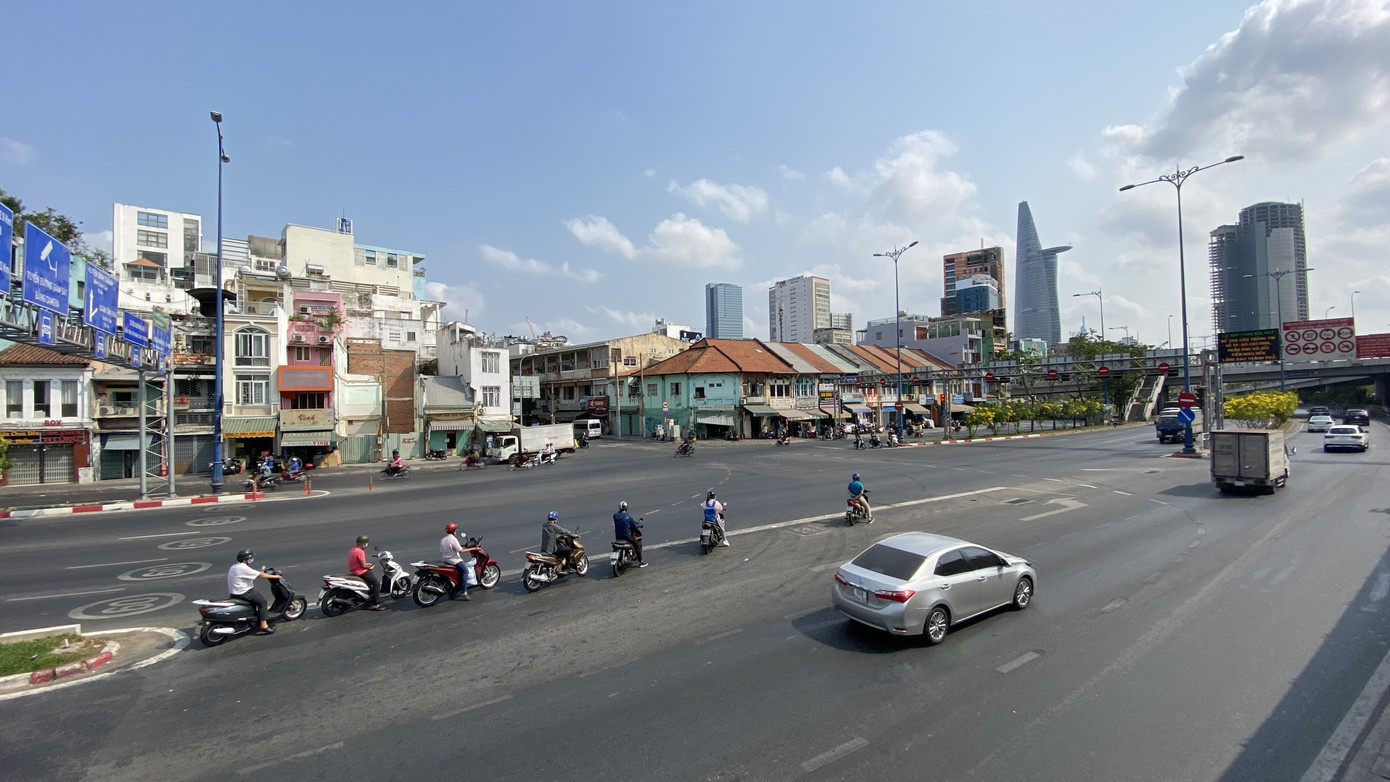 Đường phố Sài Gòn vắng vẻ ngày đầu 'cách ly xã hội' ảnh 1