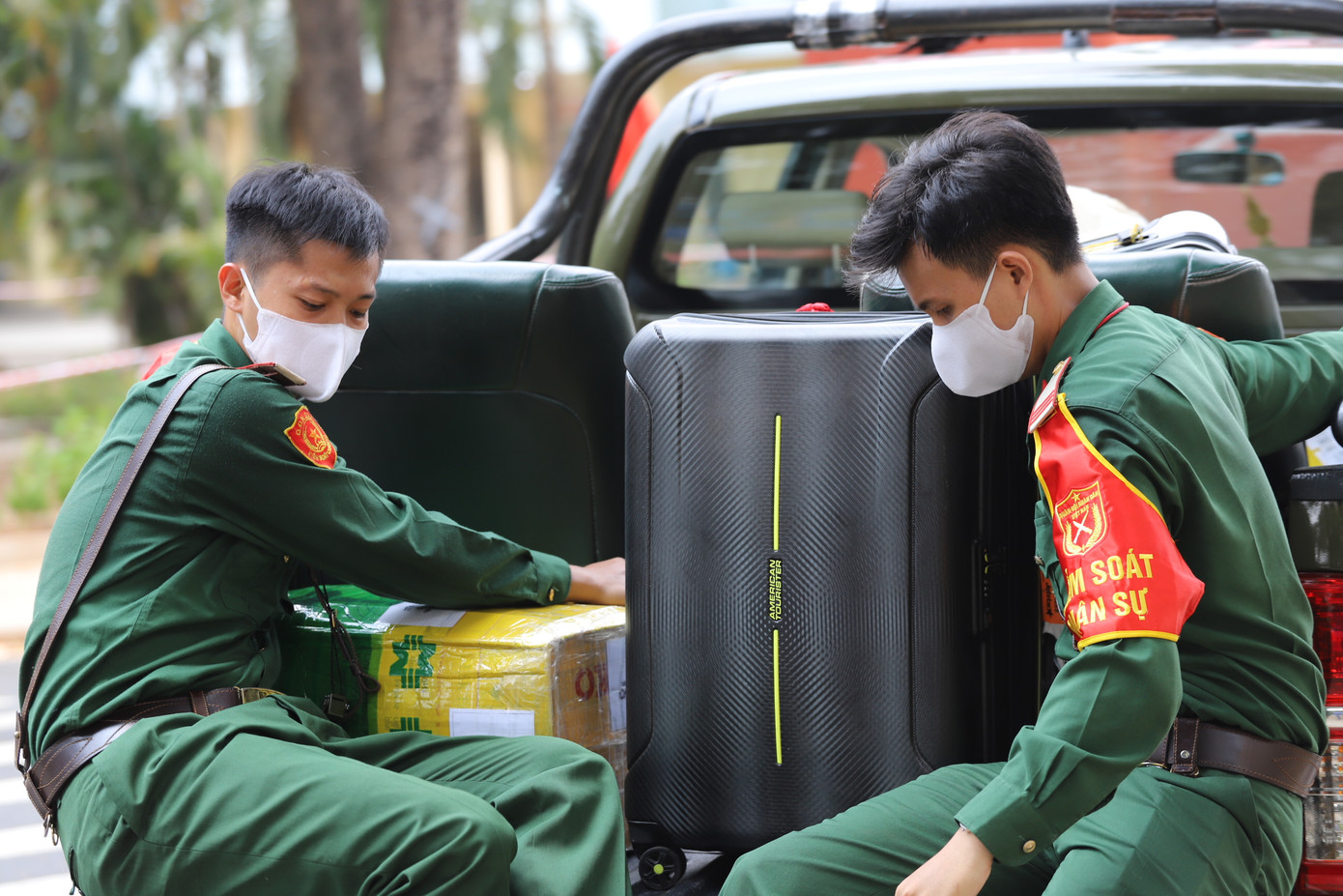 Bộ đội đưa người dân rời khỏi khu cách ly trở về nhà ảnh 6