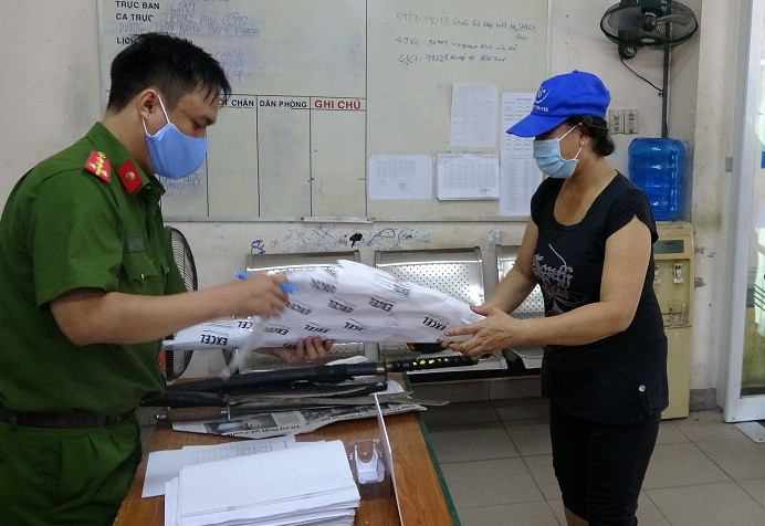 Dân Sài Gòn nộp vũ khí, vật liệu nổ... được tặng 10kg gạo ảnh 2