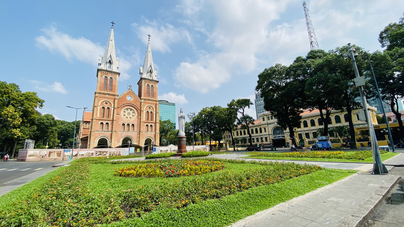 Đường phố Sài Gòn vắng vẻ ngày đầu 'cách ly xã hội' ảnh 6