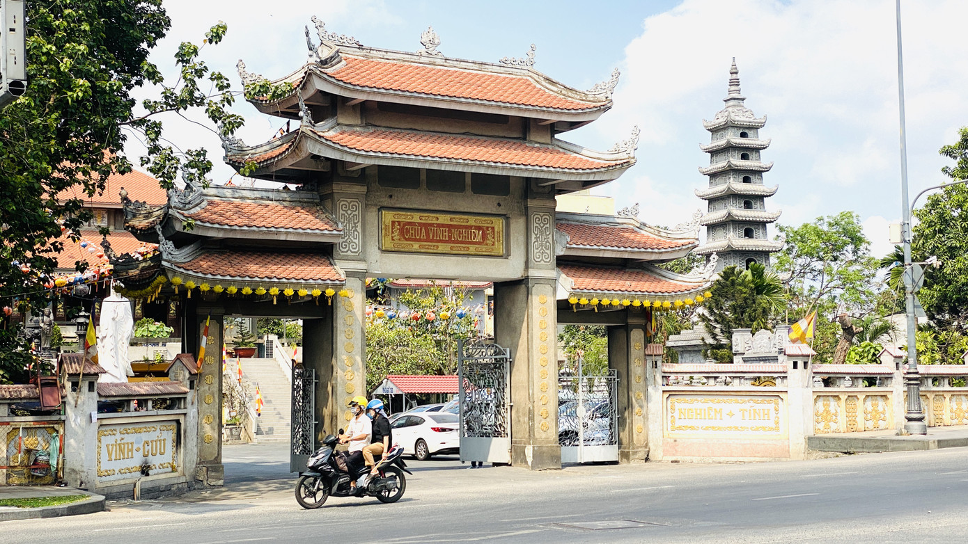 Đường phố Sài Gòn vắng vẻ ngày đầu 'cách ly xã hội' ảnh 13