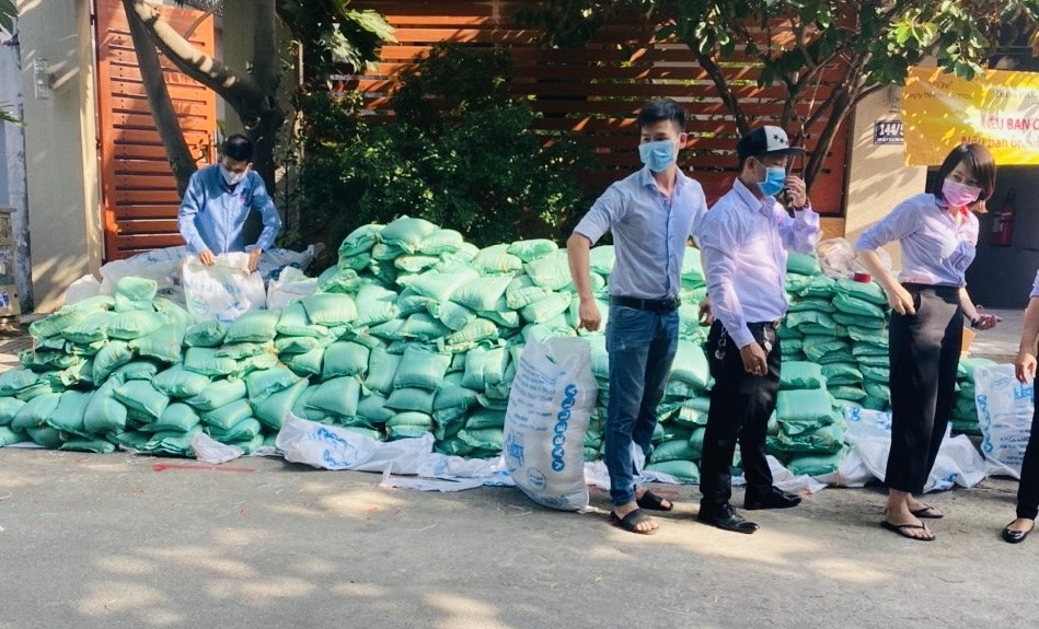 Gạo nghĩa tình tuôn trào ở Sài Gòn lần giãn cách xã hội thứ 2 ảnh 10