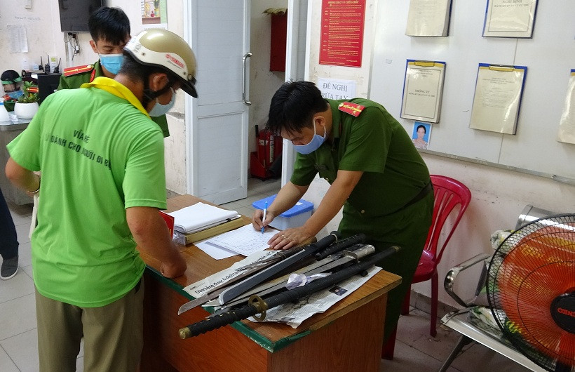 Dân Sài Gòn nộp vũ khí, vật liệu nổ... được tặng 10kg gạo ảnh 1