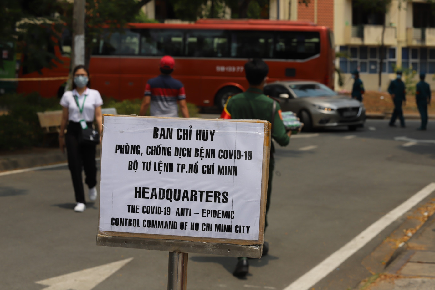 Bộ đội đưa người dân rời khỏi khu cách ly trở về nhà ảnh 3