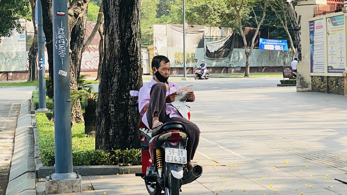 Đường phố Sài Gòn vắng vẻ ngày đầu 'cách ly xã hội' ảnh 12