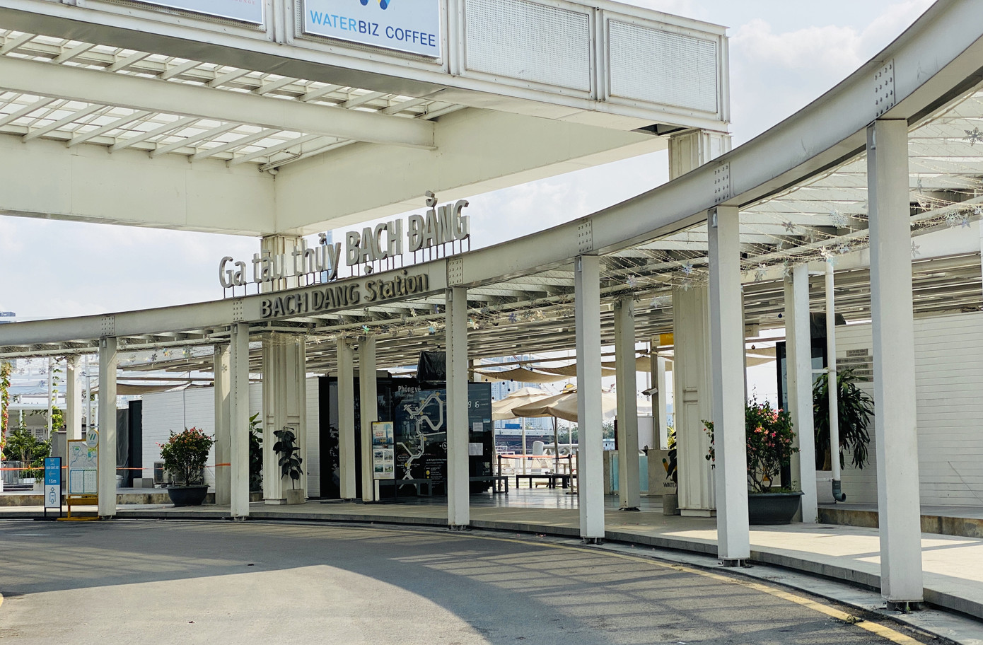 Đường phố Sài Gòn vắng vẻ ngày đầu 'cách ly xã hội' ảnh 8