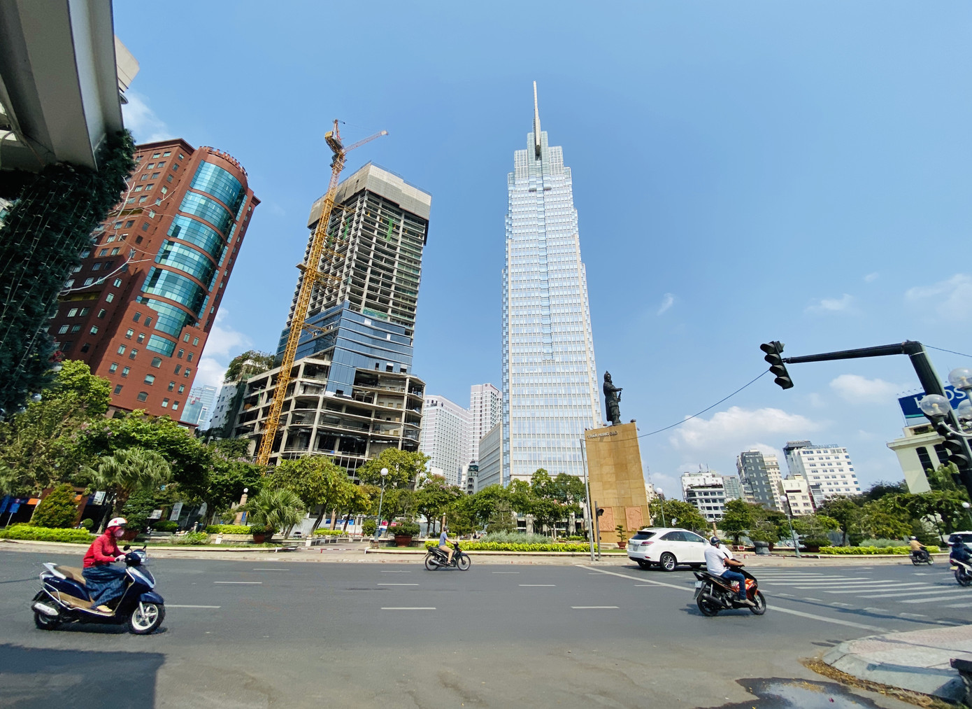 Đường phố Sài Gòn vắng vẻ ngày đầu 'cách ly xã hội' ảnh 3