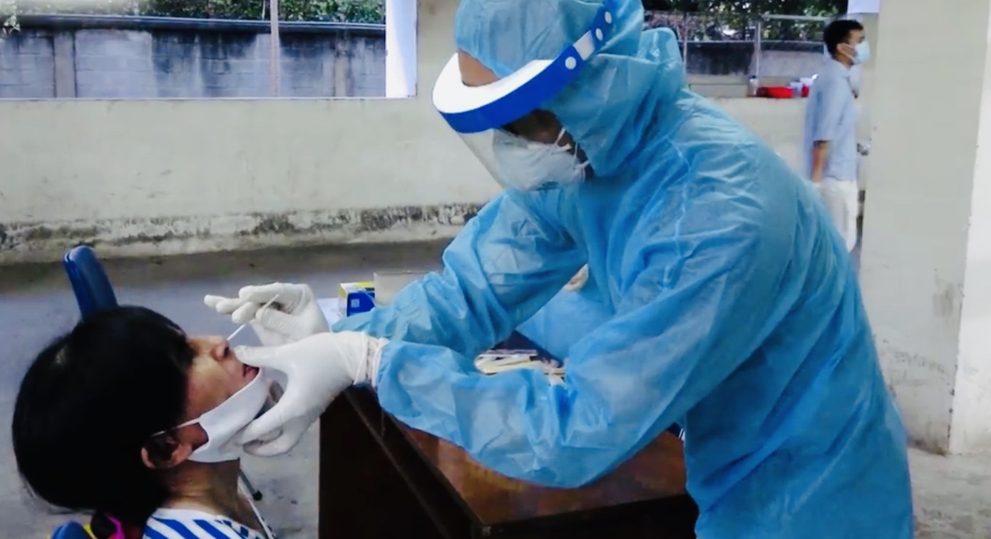 Cận cảnh lấy mẫu xét nghiệm COVID-19 cho công nhân ở TPHCM ảnh 1