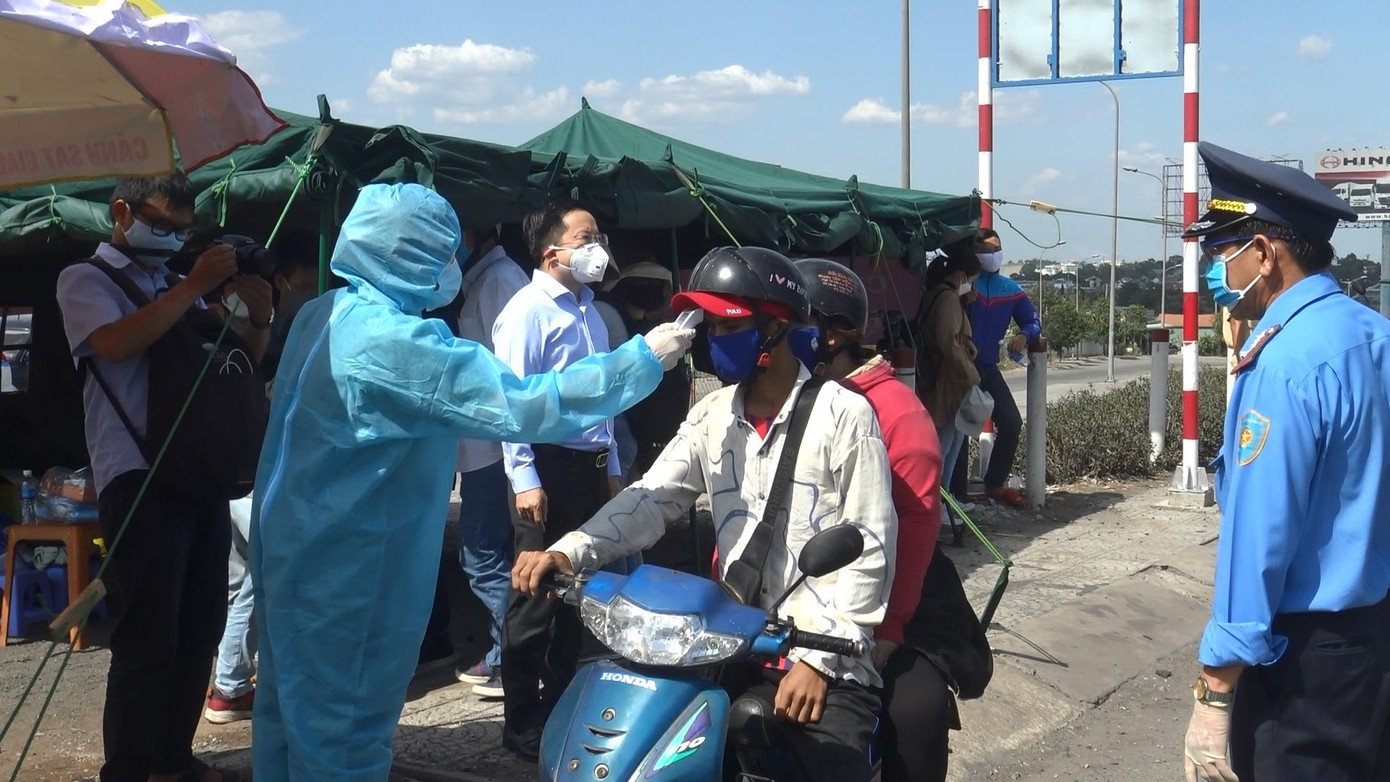 Đưa đi cách ly 2 người Trung Quốc có thân nhiệt cao khi qua chốt kiểm dịch ảnh 1