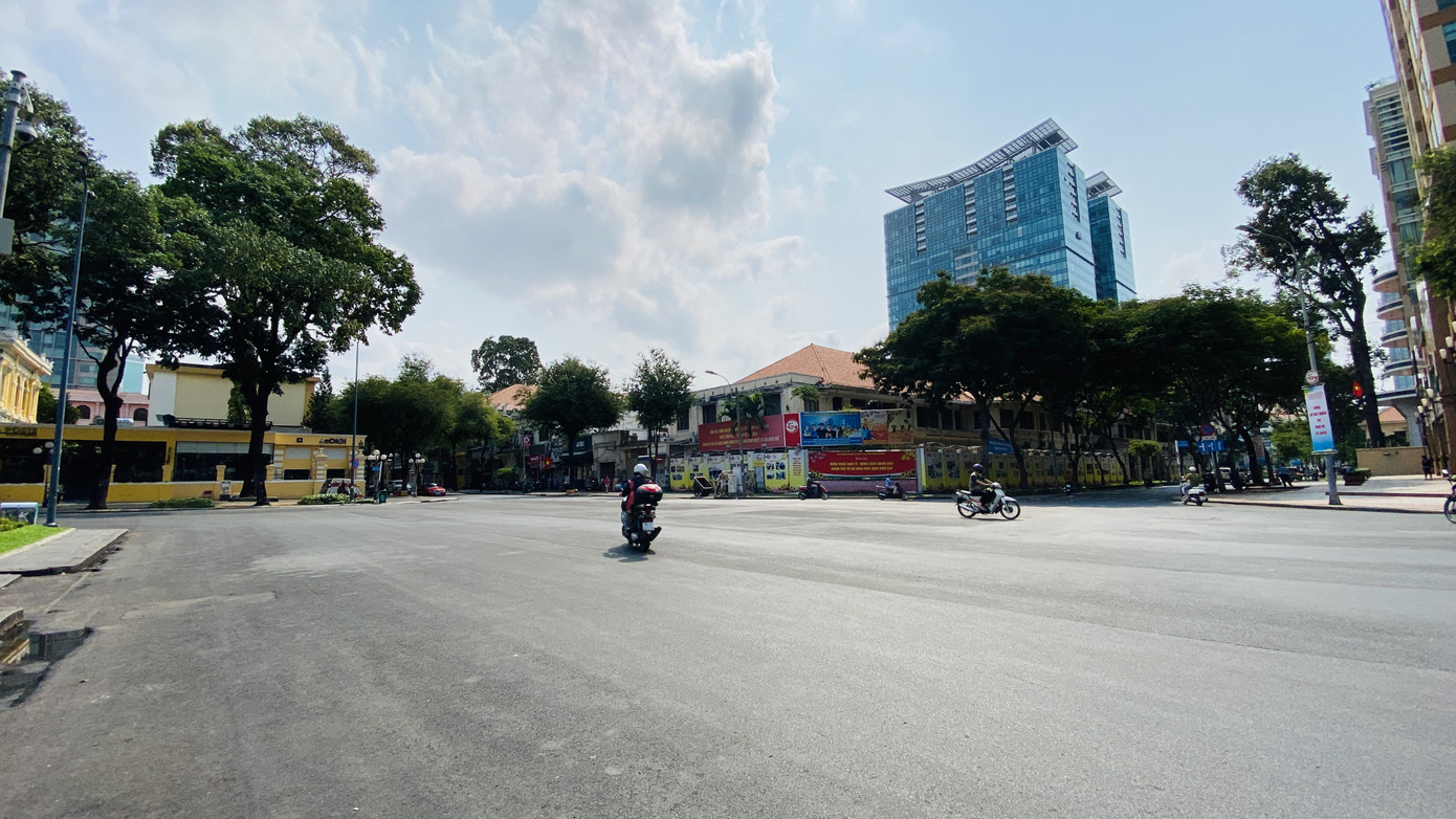Đường phố Sài Gòn vắng vẻ ngày đầu 'cách ly xã hội' ảnh 11