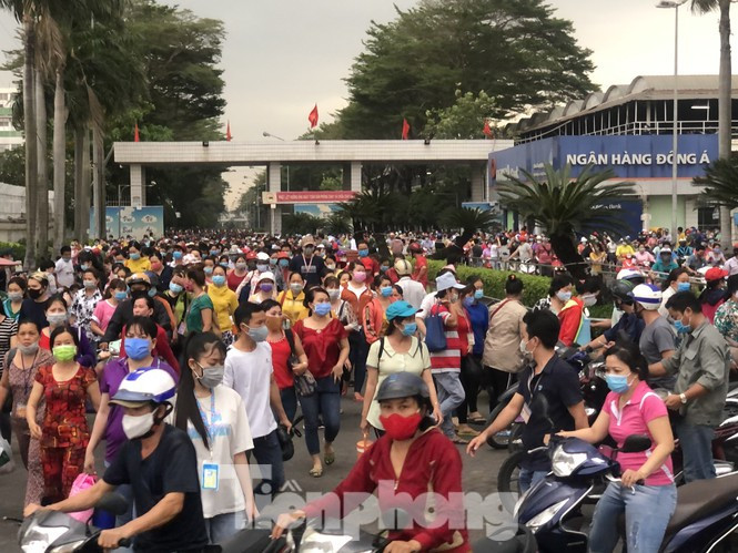 Cách ly xã hội tiếp, TPHCM có lo thiếu thực phẩm, khẩu trang? ảnh 6