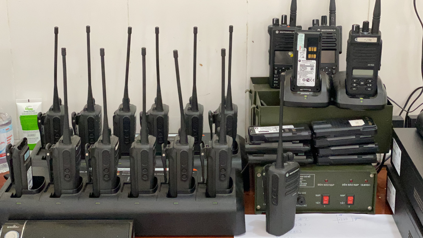 Bộ đội đưa người dân rời khỏi khu cách ly trở về nhà ảnh 2