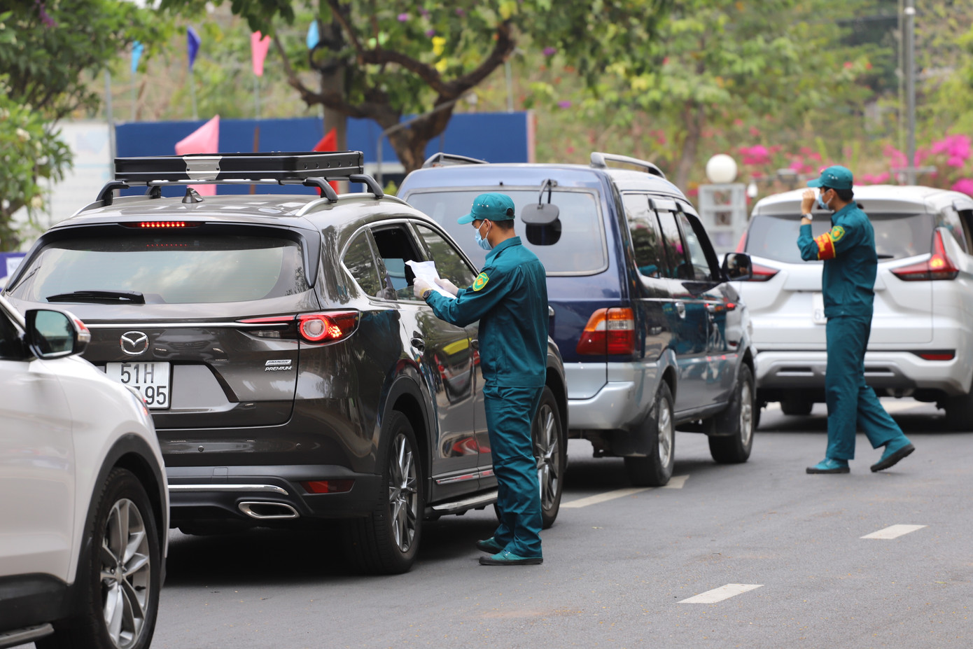 Bộ đội đưa người dân rời khỏi khu cách ly trở về nhà ảnh 14