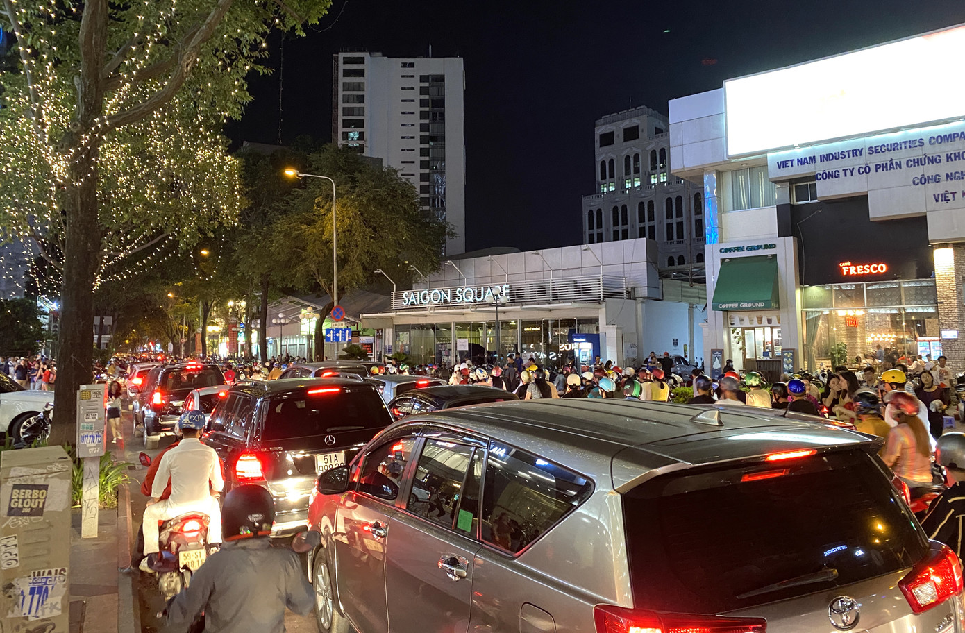 Đường Nam Kỳ Khởi Nghĩa đoạn qua SAIGON SQUARE rất chật chội phương tiện lưu thông qua đây nhưng đêm 3/4 vắng vẻ 2