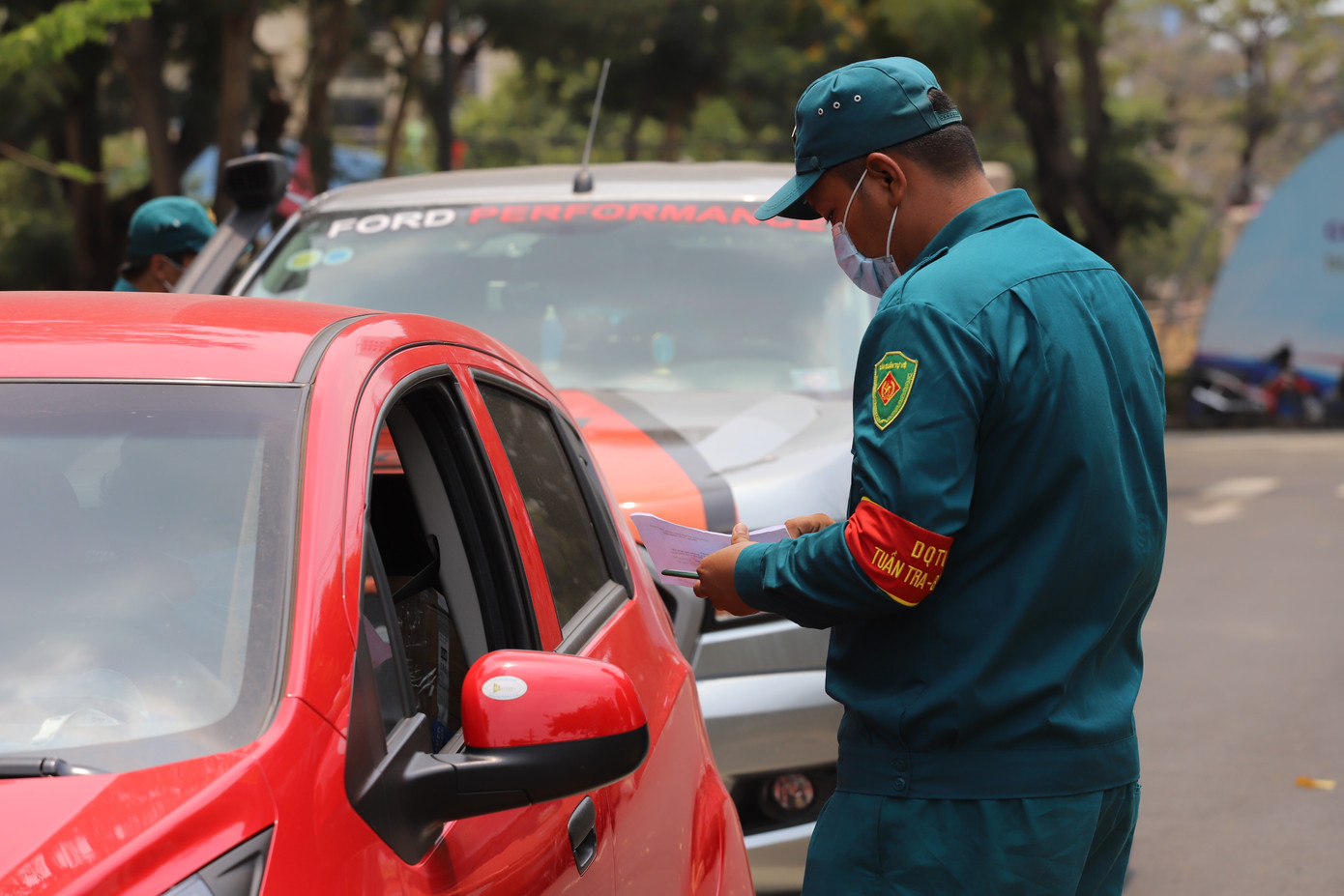 Bộ đội đưa người dân rời khỏi khu cách ly trở về nhà ảnh 15