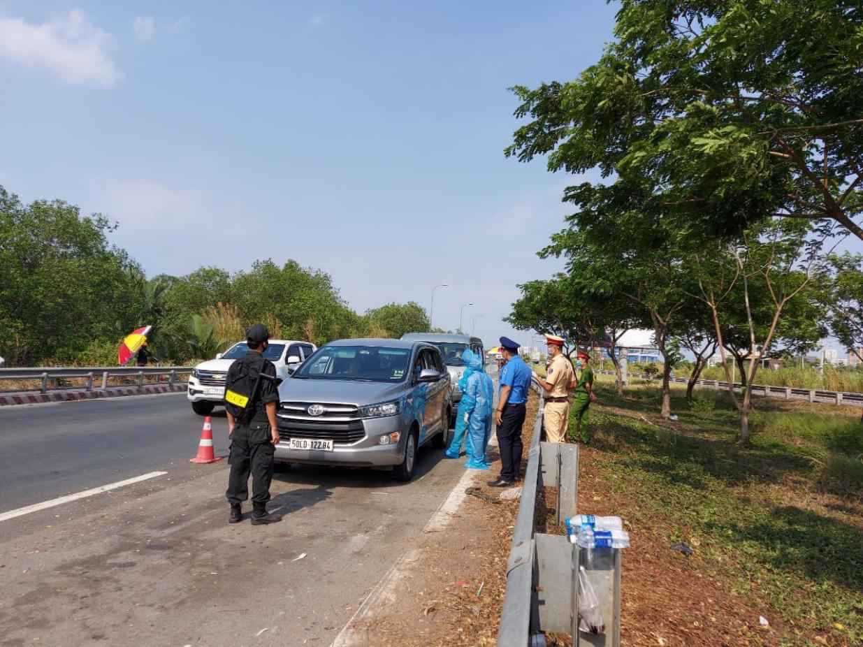 Lực lượng Công an TPHCM phối hợp kiểm tra ở các chốt. Ảnh CA TPHCM dừng hoạt động 62 chốt trạm kiểm soát dịch COVID-19 ở các cửa ngõ ảnh 2