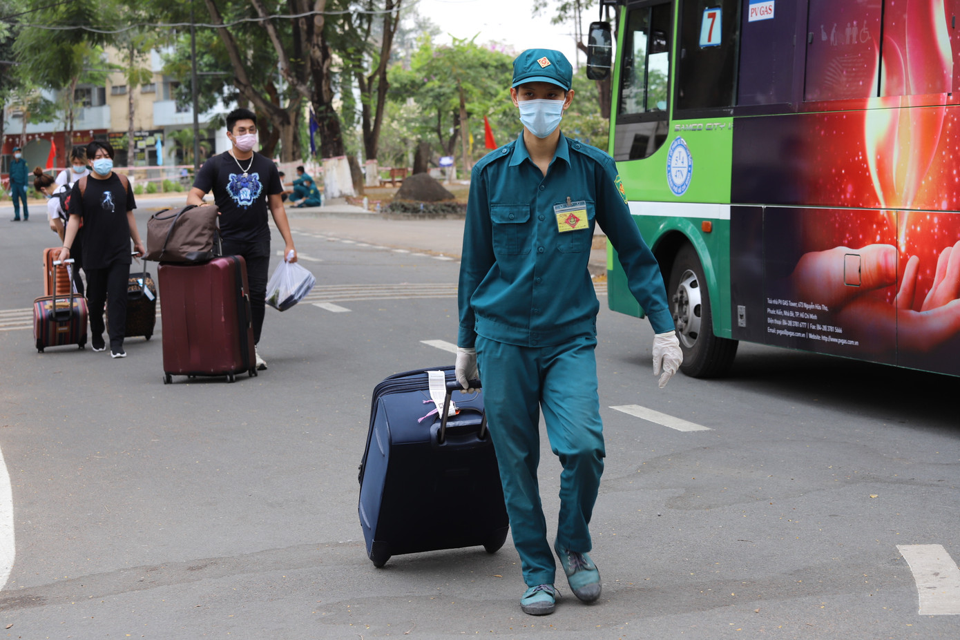 Bộ đội đưa người dân rời khỏi khu cách ly trở về nhà ảnh 9