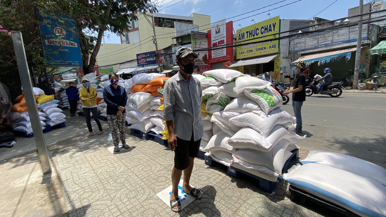 Gạo nghĩa tình tuôn trào ở Sài Gòn lần giãn cách xã hội thứ 2 ảnh 3